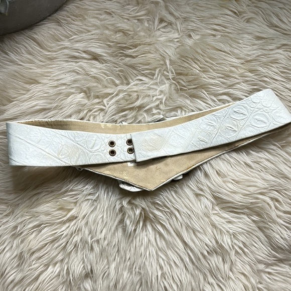 Vintage 80s Nina Arjani white leather medium waist belt heavy brass metal - Picture 6 of 10